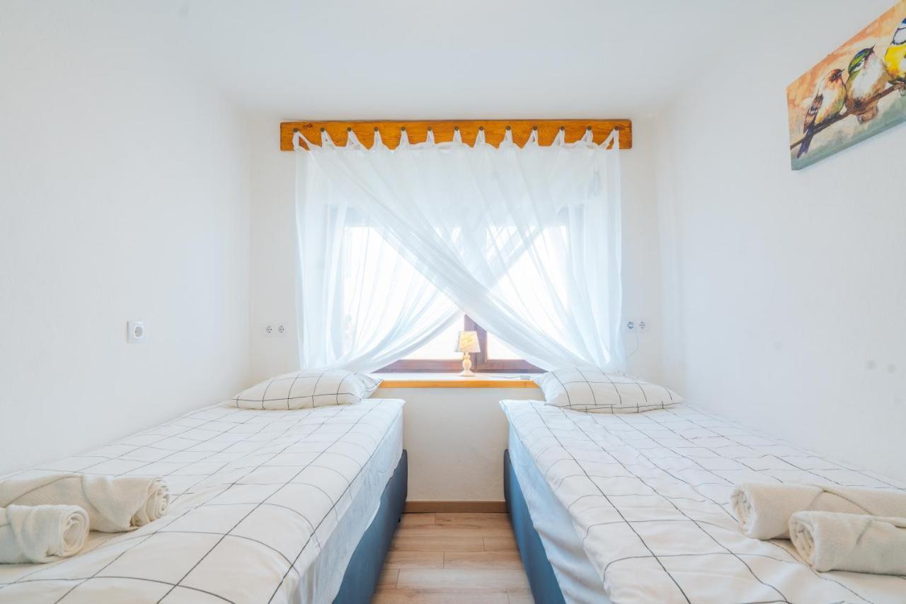 Stol Apartments Zirovnica Exterior photo
